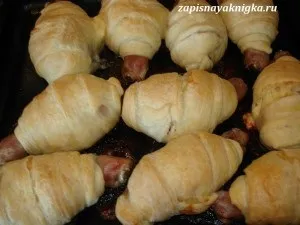 Куряча гомілка в листковому тісті (куряче філе + в листковому тісті) Куряча гомілка в листковому тісті