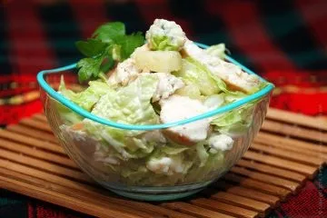 Курка з пекінською капустою, ананасом і сиром данаблю