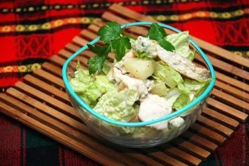 Курка з пекінською капустою, ананасом і сиром данаблю