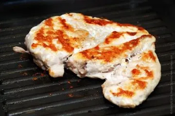 Курка з пекінською капустою, ананасом і сиром данаблю