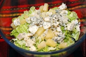 Курка з пекінською капустою, ананасом і сиром данаблю