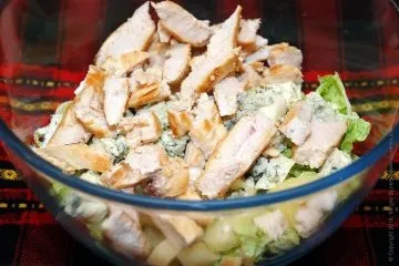 Курка з пекінською капустою, ананасом і сиром данаблю