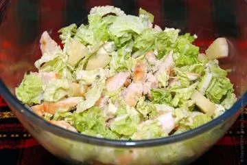 Курка з пекінською капустою, ананасом і сиром данаблю