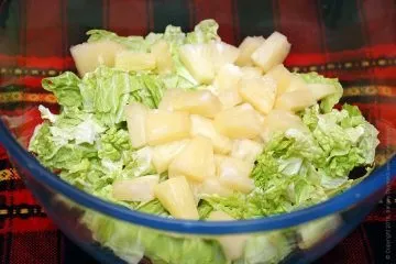 Курка з пекінською капустою, ананасом і сиром данаблю
