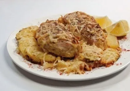 Курка з чорносливом і горіхами в фользі