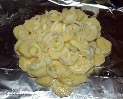 Курка з чорносливом і горіхами в фользі