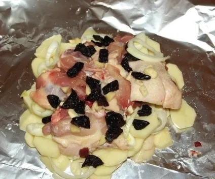 Курка з чорносливом і горіхами в фользі