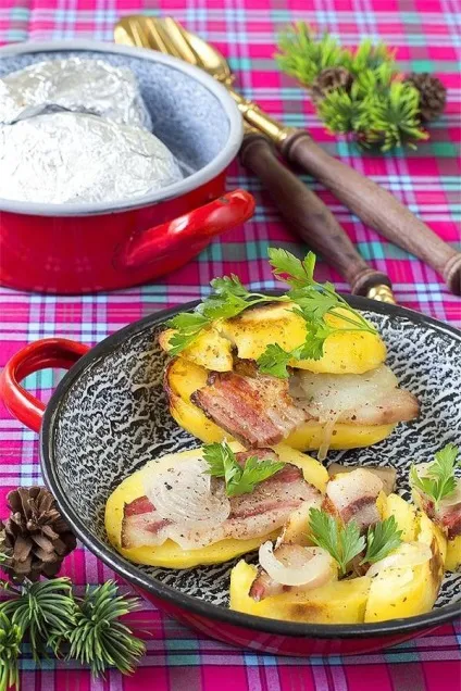 Курка з чорносливом і горіхами в фользі