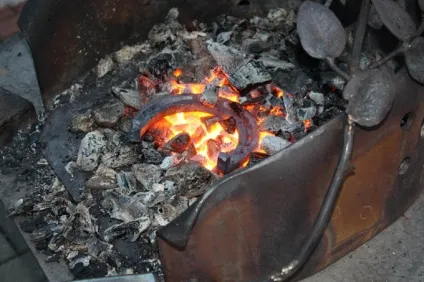 Коваль щастя - справжній коваль на вашому весіллі (обручки) Коваль щастя - справжній коваль на вашому весіллі