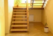 Маршові сходи одномаршова дерев'яна, другий поверх поворотний, відстань між цими (одномаршова) Маршові сходи одномаршова дерев'яна, другий поверх поворотний, відстань між цими