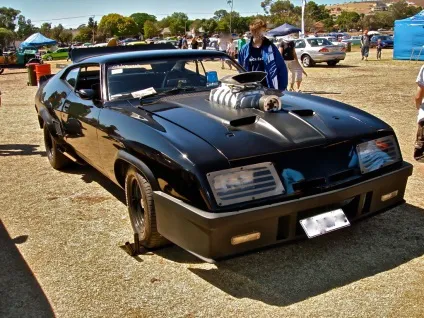Машина божевільного макса - нестаріючий чорний перехоплювач - mad max (макса) Машина божевільного макса - нестаріючий чорний перехоплювач - mad max