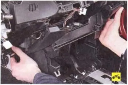 Зняття і установка панелі приладів lancer x (кузов і салон) Зняття і установка панелі приладів lancer x