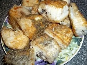 Минтай тушкований, рецепт тушкованої риби
