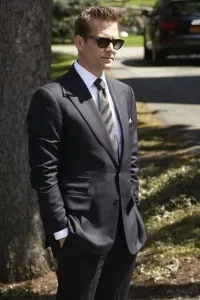 Мода з серіалу suits - стиль Харві Спектера і майка роса (Харві) Мода з серіалу suits - стиль Харві Спектера і майка росса