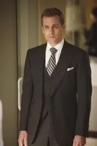 Мода з серіалу suits - стиль Харві Спектера і майка роса (Харві) Мода з серіалу suits - стиль Харві Спектера і майка росса
