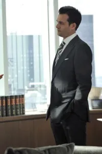 Мода з серіалу suits - стиль Харві Спектера і майка роса (Харві) Мода з серіалу suits - стиль Харві Спектера і майка росса