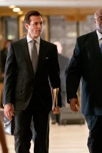 Мода з серіалу suits - стиль Харві Спектера і майка роса (Харві) Мода з серіалу suits - стиль Харві Спектера і майка росса