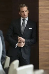 Мода з серіалу suits - стиль Харві Спектера і майка роса (Харві) Мода з серіалу suits - стиль Харві Спектера і майка росса