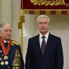 Москва, новини, Собянін вручив регалії звання - почесний громадянин - Івану слухаю (почесний) Москва, новини, Собянін вручив регалії звання - почесний громадянин - Івану слухаю