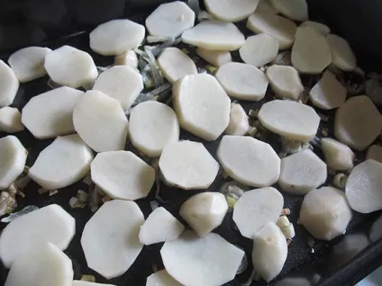 М'ясо по-французьки з картоплею в духовці (картопля) М'ясо по-французьки з картоплею в духовці