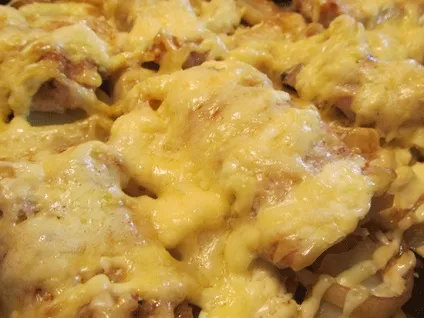 М'ясо по-французьки з картоплею в духовці (картоплею) М'ясо по-французьки з картоплею в духовці