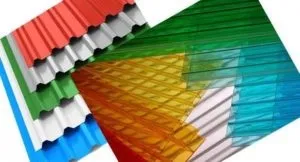 Навіс з профнастилу або полікарботната - що краще