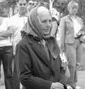 Але вона все продовжує чекати, вірші мати чекає сина з війни (але вона все продовжує чекати) Але вона все продовжує чекати, вірші мати чекає сина з війни