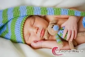Чи потрібно після купання немовляті надягати чепчик, новонароджена дитина