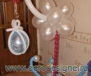 Бджілка на галявині з кульок