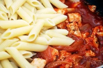 Паста з курячим філе в томатному соусом (курячим) Паста з курячим філе в томатному соусом