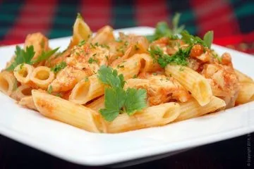 Паста з курячим філе в томатному соусом (філе) Паста з курячим філе в томатному соусом
