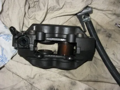 Перебирання головного гальмівного циліндра і передніх супортів на cbr600f4i (vtr 1000) Перебирання головного гальмівного циліндра і передніх супортів на cbr600f4i