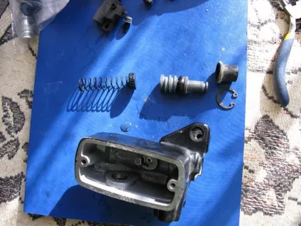 Перебирання головного гальмівного циліндра і передніх супортів на cbr600f4i (cb 400) Перебирання головного гальмівного циліндра і передніх супортів на cbr600f4i