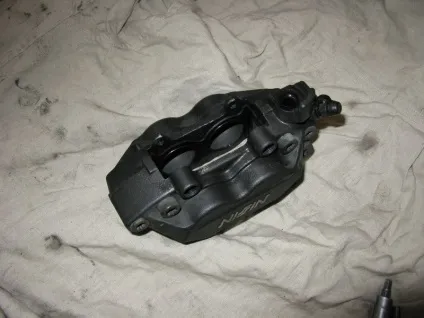 Перебирання головного гальмівного циліндра і передніх супортів на cbr600f4i (sp1) Перебирання головного гальмівного циліндра і передніх супортів на cbr600f4i