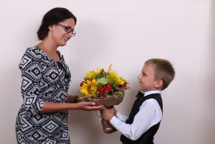 Перший дзвоник у школі - цікавий сценарій з важливими традиціями (школі) Перший дзвоник у школі - цікавий сценарій з важливими традиціями