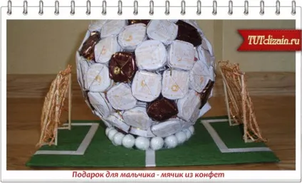 Подарунок для хлопчика - м'яч з цукерок (варіант) Подарунок для хлопчика - м'яч з цукерок