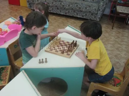 Чому важливо вчити дитину грати в шашки і шахи (важливо) Чому важливо вчити дитину грати в шашки і шахи
