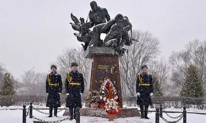 Загиблим в Афганістані, подорож по Артемівську (Більше року важко померти) Загиблим в Афганістані, подорож по Артемівську