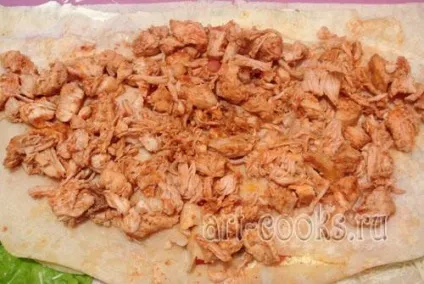 Рулет з лаваша з куркою і помідорами