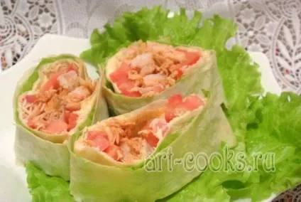 Рулет з лаваша з куркою і помідорами