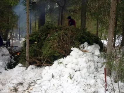 Будівництво укриття для ночівлі в зимовому лісі (лісі) Будівництво укриття для ночівлі в зимовому лісі