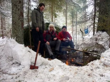 Будівництво укриття для ночівлі в зимовому лісі (будівництво) Будівництво укриття для ночівлі в зимовому лісі