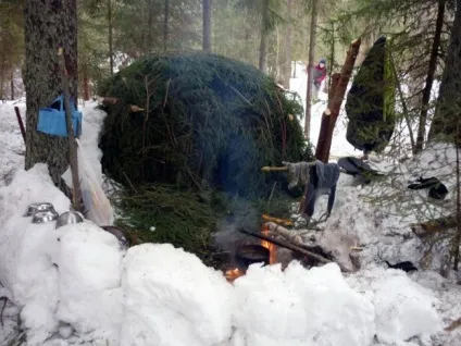 Будівництво укриття для ночівлі в зимовому лісі (будівництво) Будівництво укриття для ночівлі в зимовому лісі