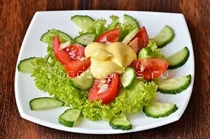 Салат з кальмарами, огірками та помідорами (кальмарами огірками помідорами) Салат з кальмарами, огірками та помідорами