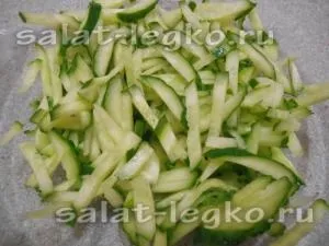 Салат з кальмарами, огірком і помідорами чері (огірки) Салат з кальмарами, огірком і помідорами чері