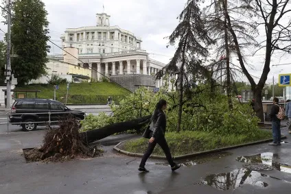 Синоптики попередили мнс про ураган ще в суботу (урагані) Синоптики попередили мнс про ураган ще в суботу