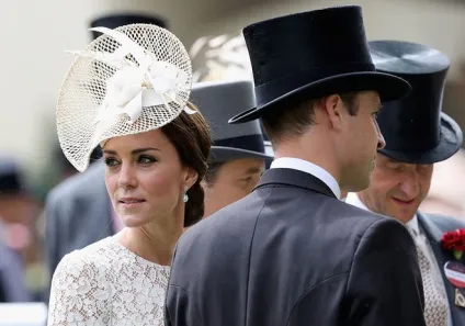 Скачки royal ascot цікаві факти про щорічному заході, герої tatler, tatler - журнал про (вручає Золотий кубок) Скачки royal ascot цікаві факти про щорічному заході, герої tatler, tatler - журнал про