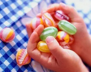 Солодощі для дитини корисні і шкідливі