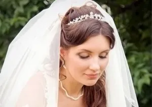 Весільні зачіски з діадемою і фатою з чубчиком, фото, відео (зачіски) Весільні зачіски з діадемою і фатою з чубчиком, фото, відео