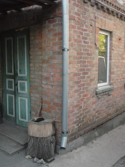 Тріщина на будинку - сідає кут, builderclub (морозного пученія грунту) Тріщина на будинку - сідає кут, builderclub